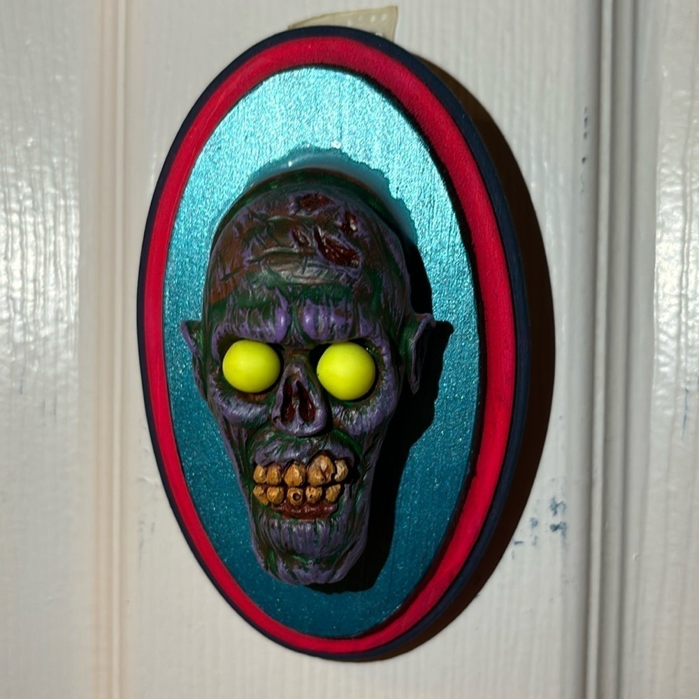 Zombie Head Wall Decor, eyes that glow in the dark